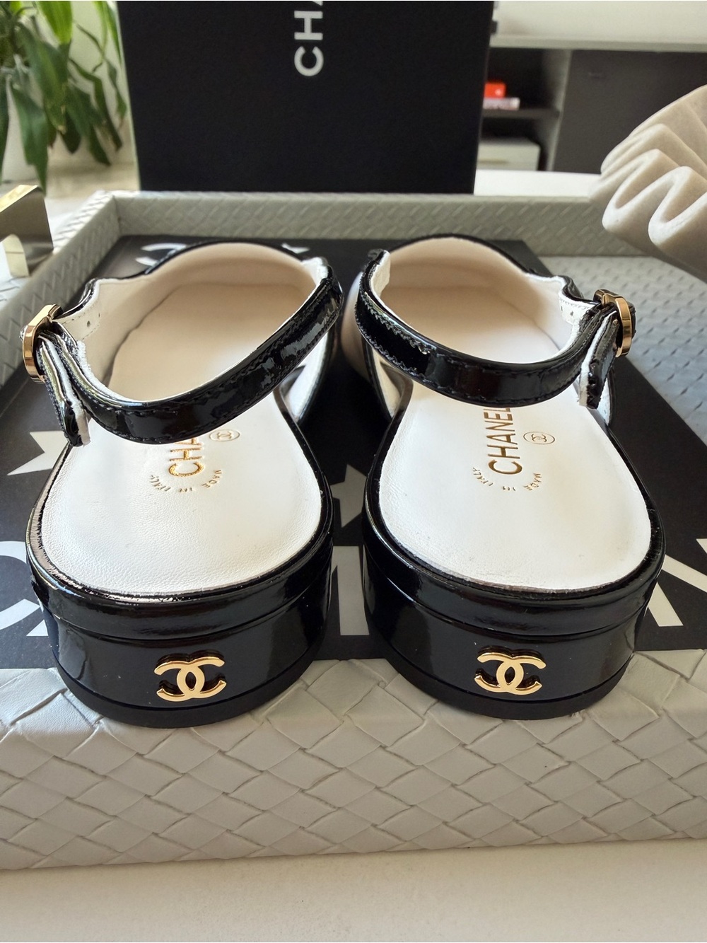 Chanel 26B White Black Lambskin Patent Square Toe Bold CC Logo Slingback Flat 38 - Picture 13 of 17